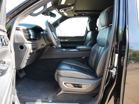 Used 2022 Jeep Grand Wagoneer Series II AWD/4WD image 18