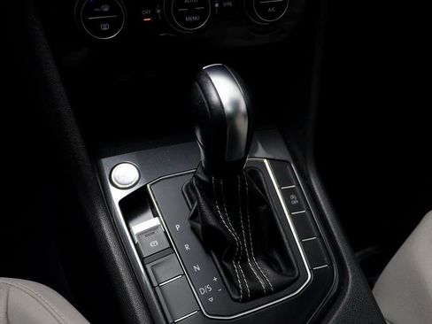 Used 2021 Volkswagen Tiguan SE image 10