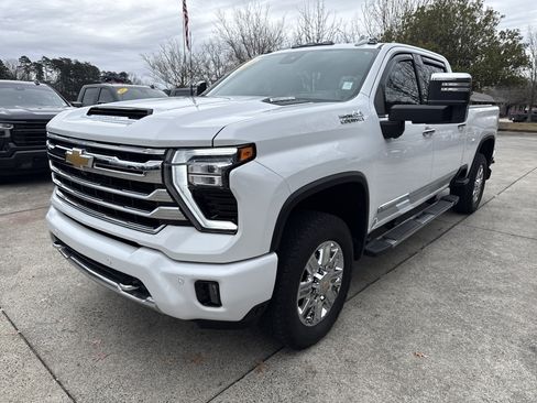 Used 2024 Chevrolet Silverado 2500 High Country w/ Technology Package image 3