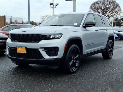 Used 2023 Jeep Grand Cherokee Altitude image 3
