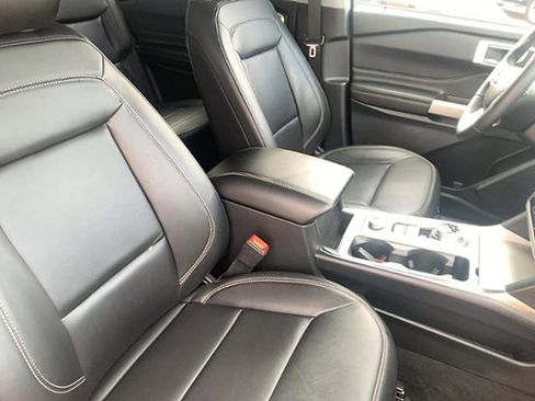 Used 2022 Ford Explorer XLT w/ Equipment Group 202A image 12