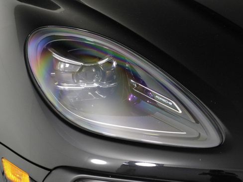 Certified 2023 Porsche Macan AWD/4WD image 28