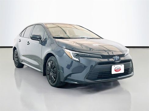 Used 2024 Toyota Corolla LE image 3