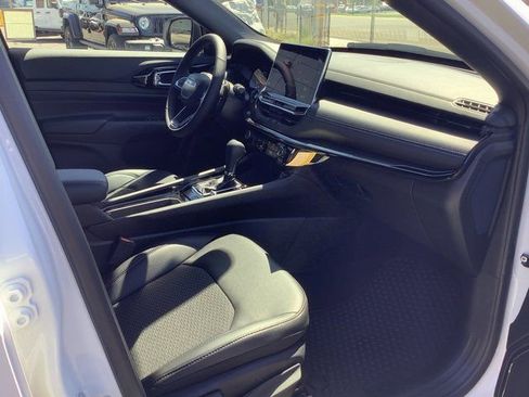 New 2025 Jeep Compass Latitude w/ Sun & Sound Group image 36