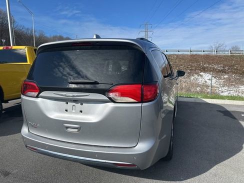 Used 2017 Chrysler Pacifica Touring-L w/ Tire & Wheel Group image 9