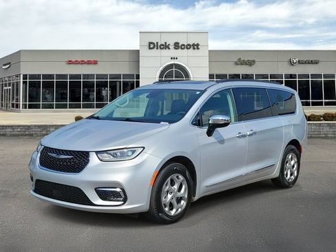 Used 2023 Chrysler Pacifica Limited w/ Trailer Tow Group AWD/4WD image 2