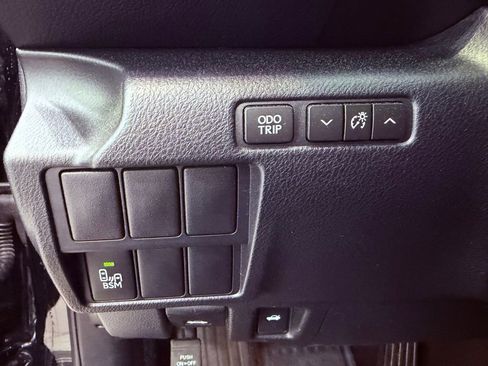 Used 2016 Lexus IS 300 AWD image 19