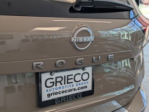 Used 2025 Nissan Rogue SV w/ SV Premium Package image 10