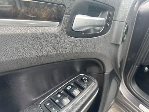 Used 2019 Chrysler 300 Limited AWD/4WD image 18
