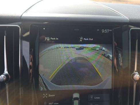 Used 2018 Volvo XC60 T6 Momentum w/ Advanced Package image 21