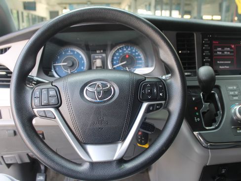 Used 2018 Toyota Sienna LE image 14