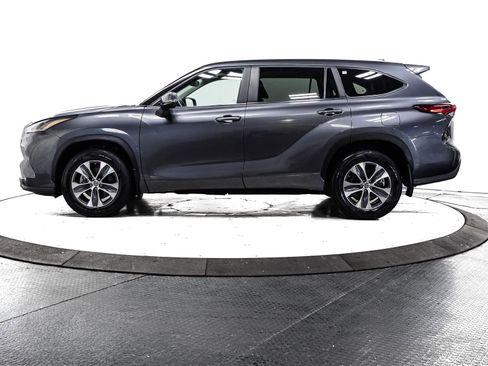 Certified 2023 Toyota Highlander XLE image 9