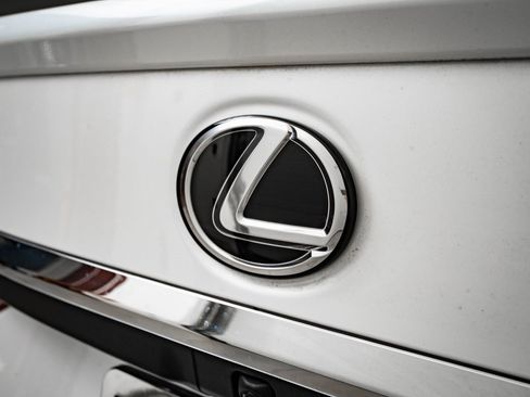 Certified 2025 Lexus ES 300h Ultra Luxury w/ Accessory Package (Z1) image 18