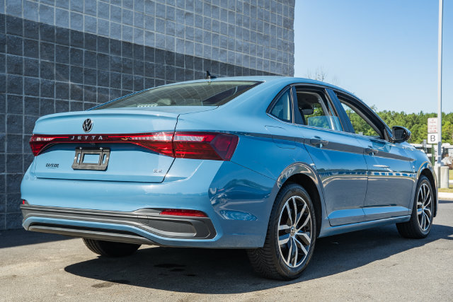 Used 2025 Volkswagen Jetta SE FWD image 4