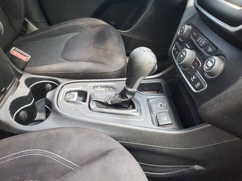 Used 2019 Jeep Cherokee Latitude w/ Popular Appearance Group FWD image 29