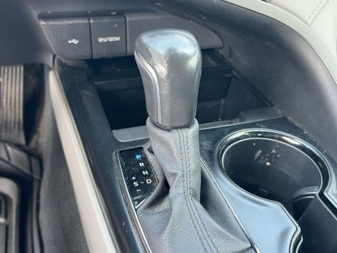 Used 2020 Toyota Camry SE w/ Sunroof Package FWD image 22