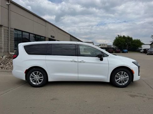 New 2027 Chrysler Pacifica Select FWD image 5