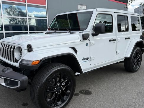 Used 2025 Jeep Wrangler Unlimited Sahara w/ Safety Group image 10