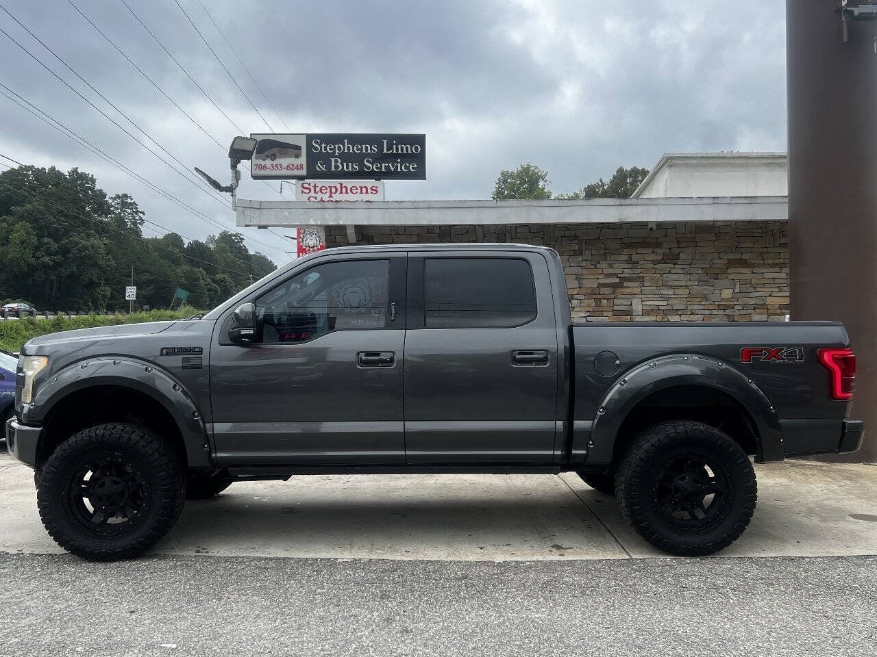Used 2017 Ford F150 Lariat w/ Equipment Group 502A Luxury AWD/4WD image 3