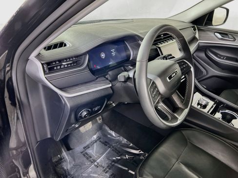 Used 2023 Jeep Grand Cherokee L Limited AWD/4WD image 9