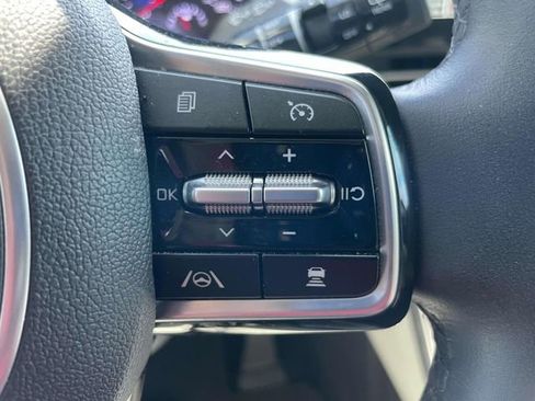 Used 2022 Kia Carnival EX FWD image 29