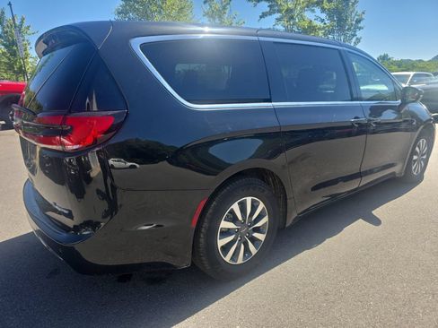 Used 2022 Chrysler Pacifica Touring-L FWD image 3