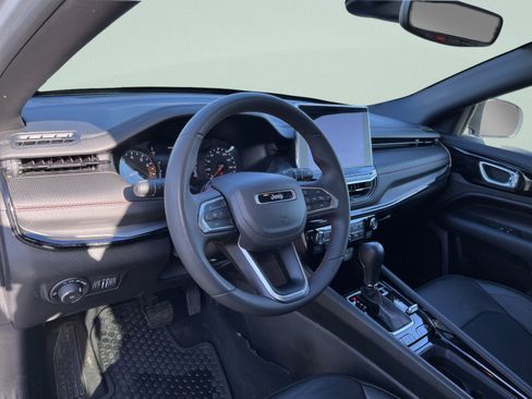 Used 2025 Jeep Compass Trailhawk AWD/4WD image 17
