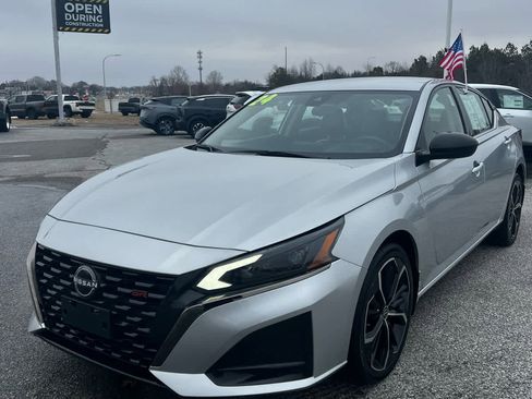 Used 2024 Nissan Altima 2.5 SR image 1