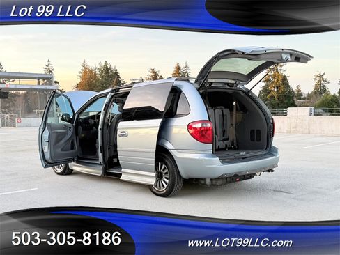 Used 2005 Chrysler Town & Country Touring w/ Luxury Group image 31