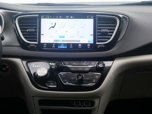Used 2024 Chrysler Pacifica Touring-L FWD image 23