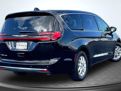 Used 2025 Chrysler Pacifica Select