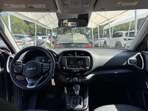 Used 2025 Kia Soul LX w/ LX Technology Package FWD image 30