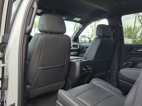 Used 2025 GMC Yukon XL Denali AWD/4WD image 15
