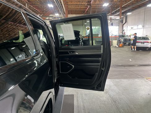Used 2024 Jeep Wagoneer L Series II w/ Flexible Seating Group AWD/4WD image 24