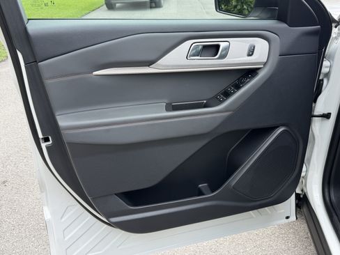 Used 2025 Ford Explorer Active RWD image 12