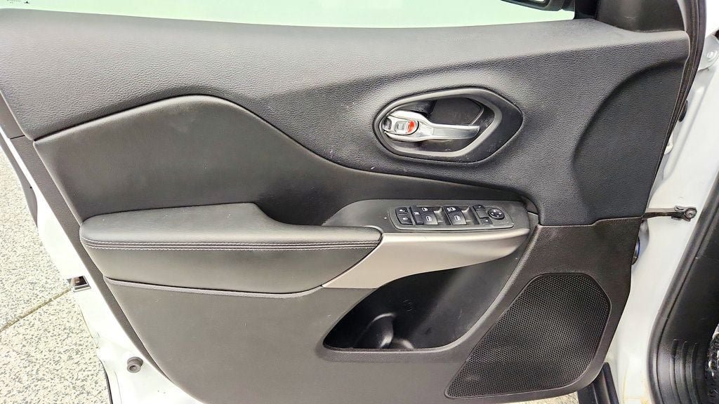 Used 2019 Jeep Cherokee Latitude w/ Cold Weather Group FWD image 10