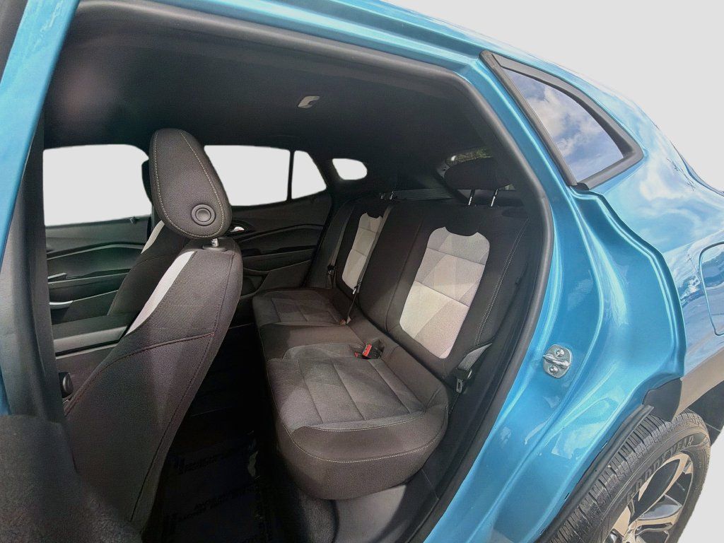 Used 2025 Chevrolet Trax RS w/ Driver Confidence Package FWD image 25