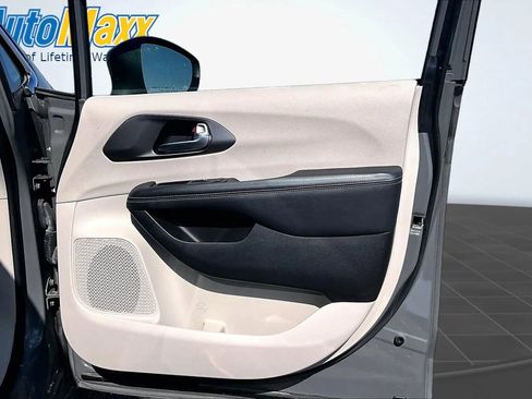 Used 2023 Chrysler Pacifica Touring-L FWD image 34