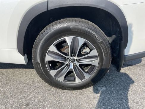 Used 2021 Toyota Highlander XLE AWD/4WD image 10