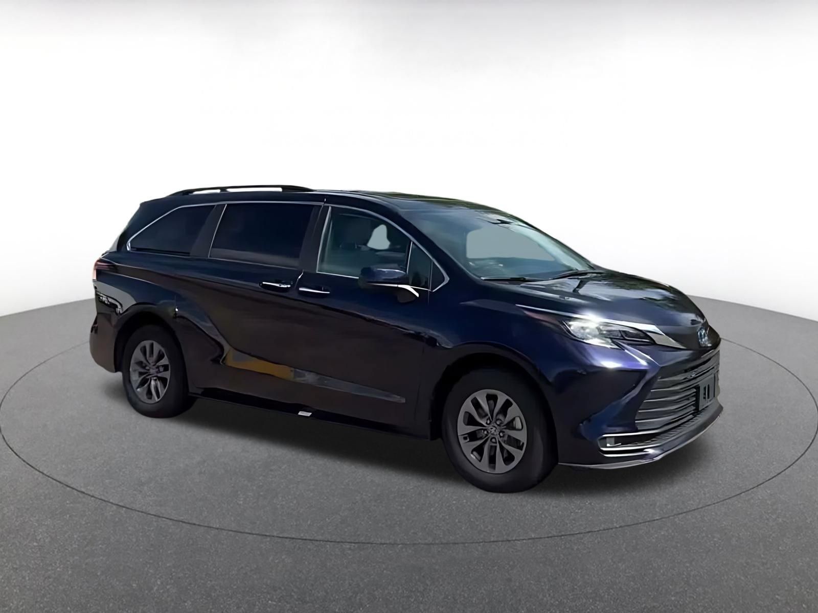 Used 2025 Toyota Sienna XLE FWD image 2
