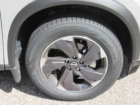 Certified 2024 Nissan Rogue SV FWD image 11