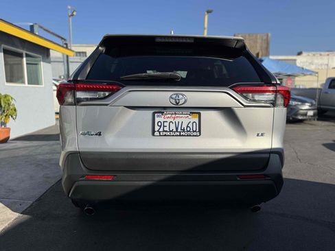 Used 2019 Toyota RAV4 LE w/ Carpet Mat Package image 7