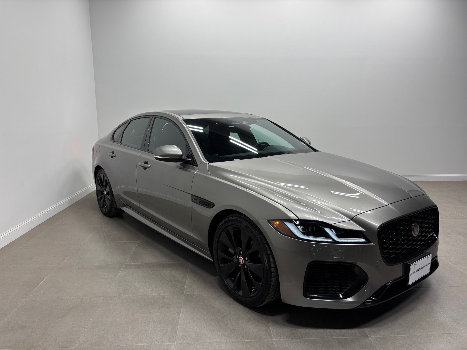 Used 2023 Jaguar XF R-Dynamic SE AWD/4WD image 5