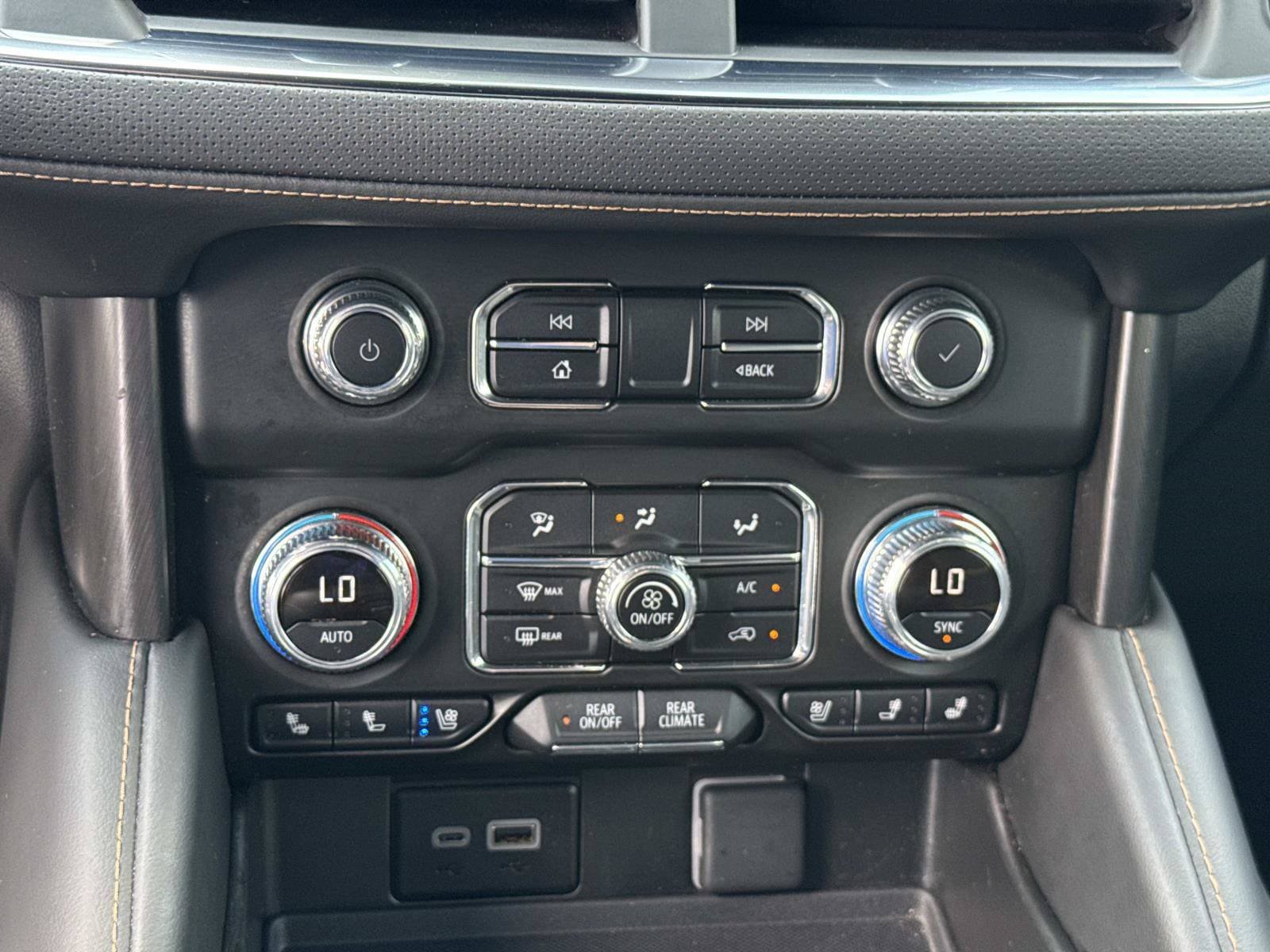 Used 2024 GMC Yukon AT4 w/ Technology Package AWD/4WD image 22