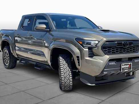 Used 2025 Toyota Tacoma TRD Sport image 2