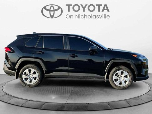 Used 2022 Toyota RAV4 LE image 7