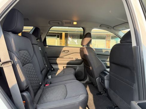 Used 2024 Nissan Pathfinder SV image 21