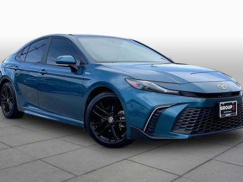 Used 2025 Toyota Camry SE FWD image 4