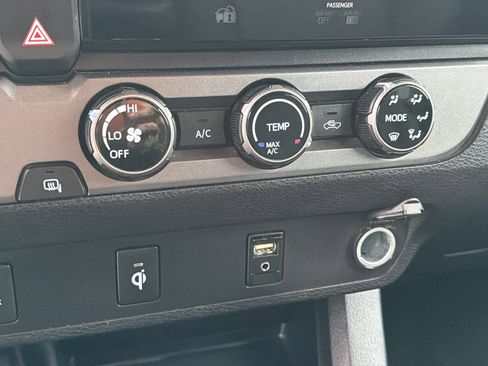 Used 2017 Toyota Tacoma TRD Sport image 31