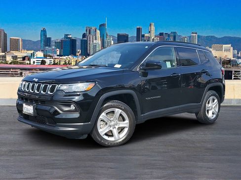 Used 2023 Jeep Compass Latitude w/ Convenience Group AWD/4WD image 2